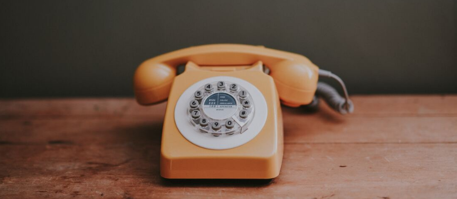 Téléphone beige pâle sur une table à Granby qui servira à appeler Plancher Epoxy Granby